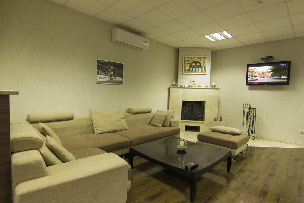 แอทเลติกส์ Hotel Tbilisi ภายนอก รูปภาพ