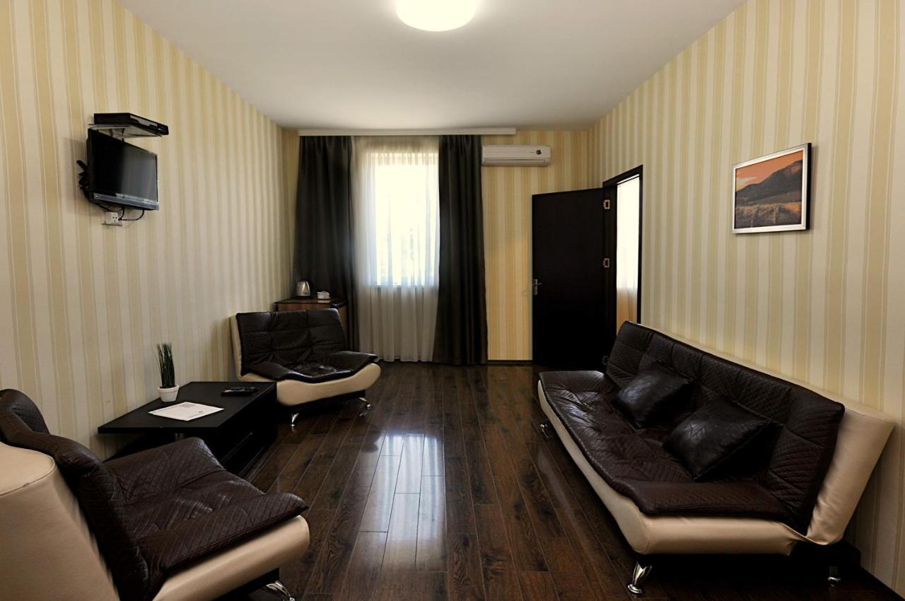 แอทเลติกส์ Hotel Tbilisi ภายนอก รูปภาพ